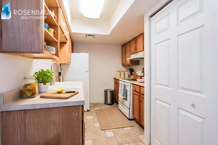 Building Photo - 455 W Kelso St