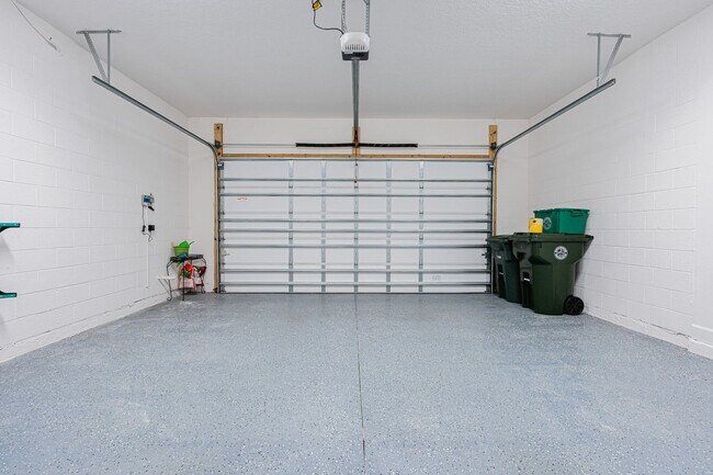 Building Photo - Luxurious 3-Bedroom Home Backing to a Natu...