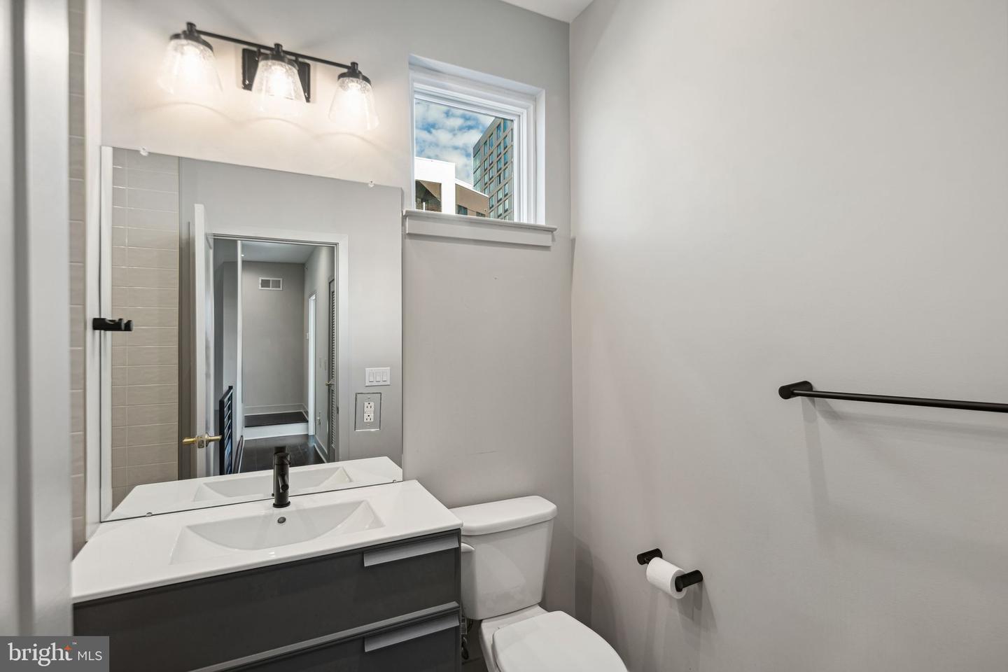 Building Photo - 670 N 13th St