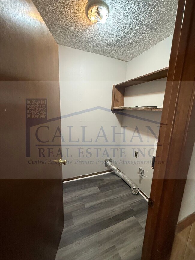 Building Photo - 8401 Woodview Dr N