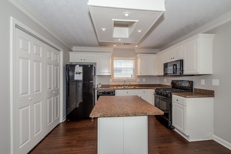 Building Photo - 5035 Yellow Pine Dr