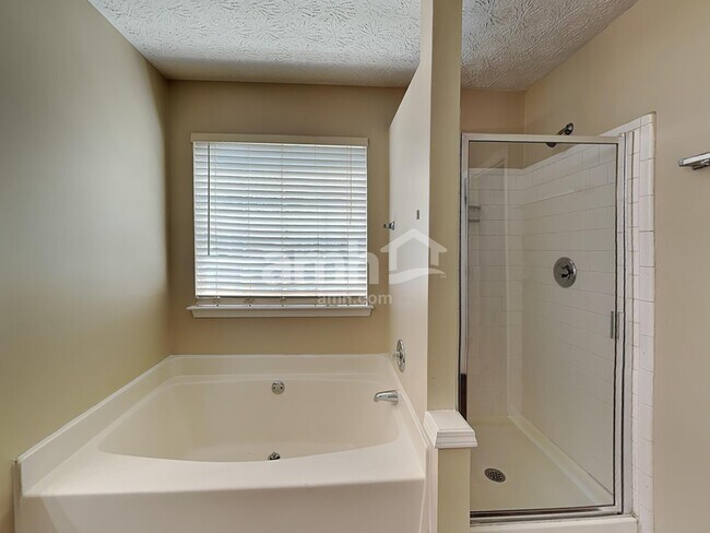 Building Photo - 3800 Oak Park Dr