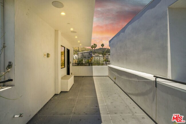 Building Photo - 1445 1/2 N Martel Ave
