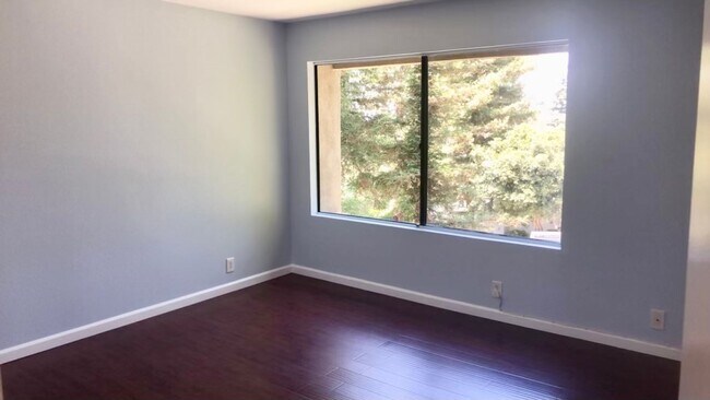 Building Photo - Charming 3 Bedroom, 2.5 Bath end unit Town...