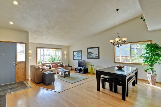 Building Photo - Gorgeous Three Bedroom Two Bathroom in San...