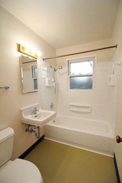 Building Photo - 2404-2418 SE 58th