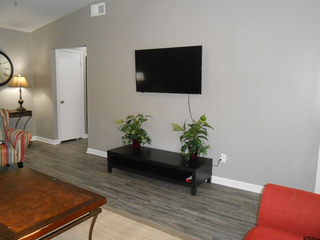 Building Photo - 7108 Gatewood Dr