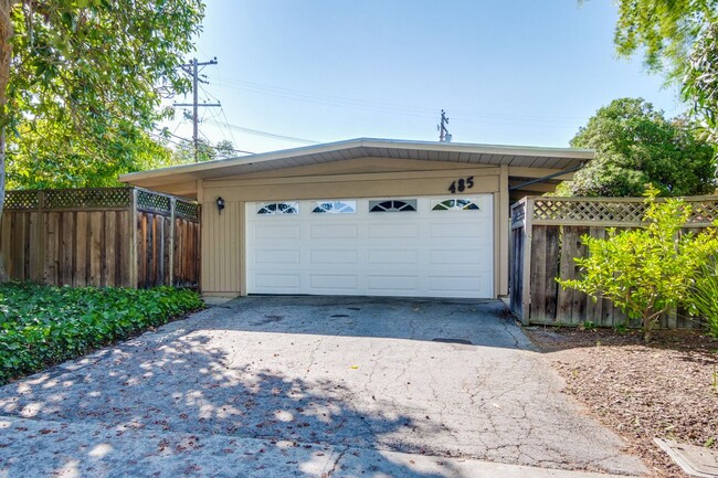 Building Photo - Mountain View Home l Spacious Open Layout ...
