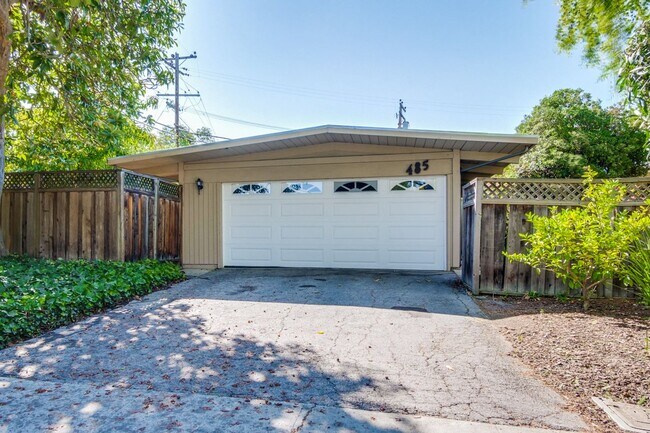 Building Photo - Mountain View Home l Spacious Open Layout Bright and Private Yard