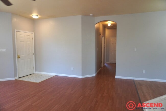 Building Photo - Beautiful home located in the Northwest!