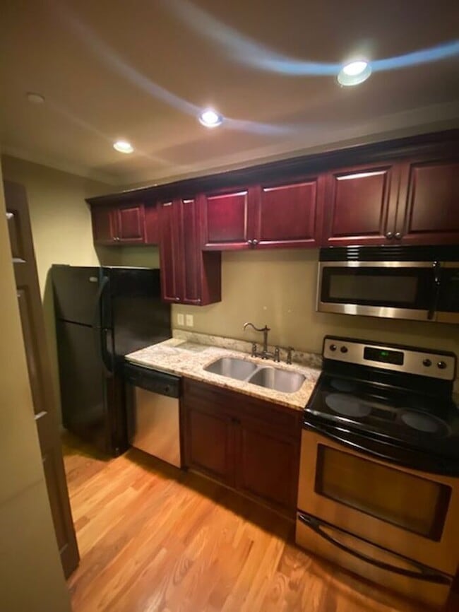 Building Photo - One Bedroom Apartment in the Heart of Midtown!