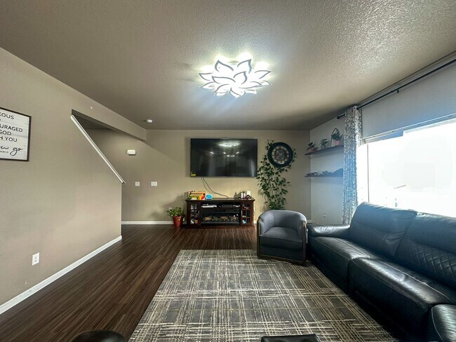 Building Photo - Grand 6bd 4ba Crystal Valley home with an in-law suite!!!