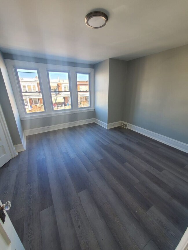 Building Photo - Stunning three bedroom in super convenient part of West Philly