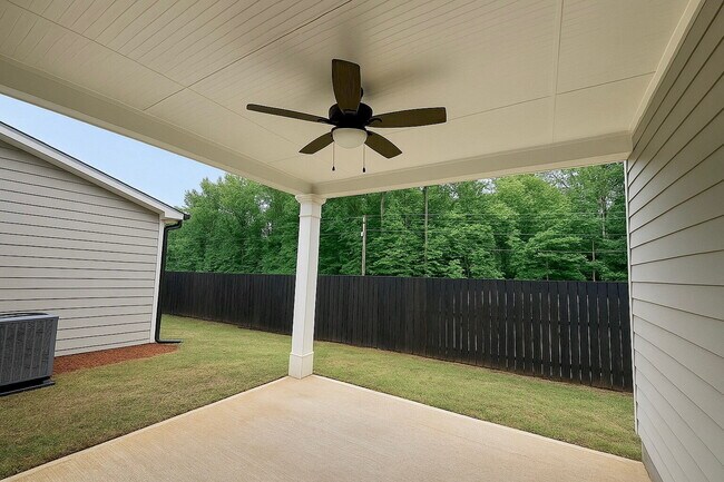 Building Photo - Like New Townhome in Flowery Branch: Immac...