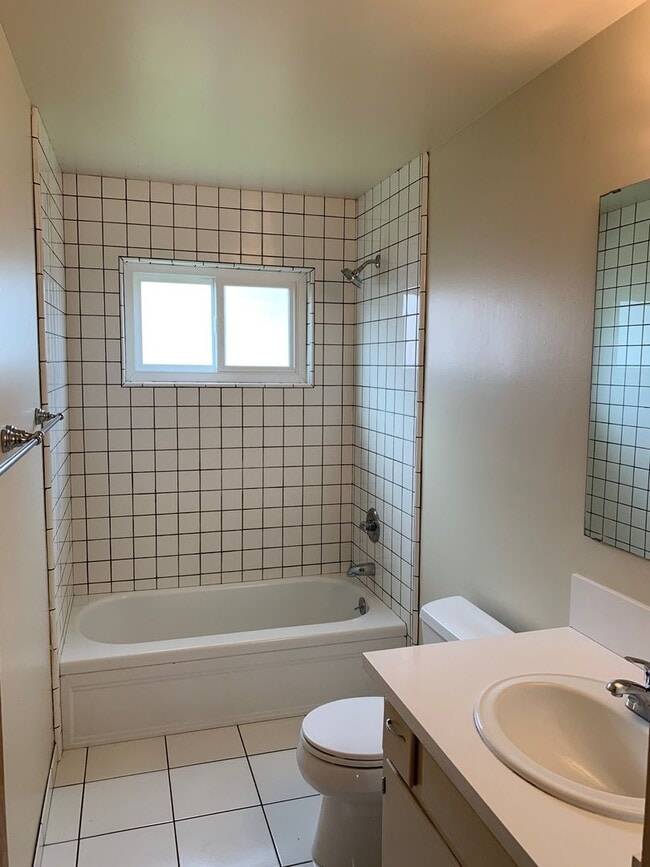Building Photo - Great 3 Bedroom 1 and 1/2 Bath House in Se...