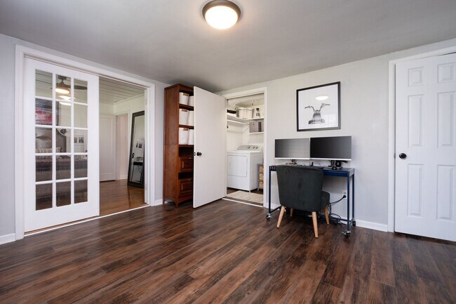 Building Photo - Updated 3-Bedroom Home with Fully Equipped Kitchen & Washer/Dryer in Great Neighborhood!