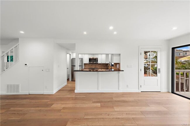 Building Photo - 405 Heliotrope Ave
