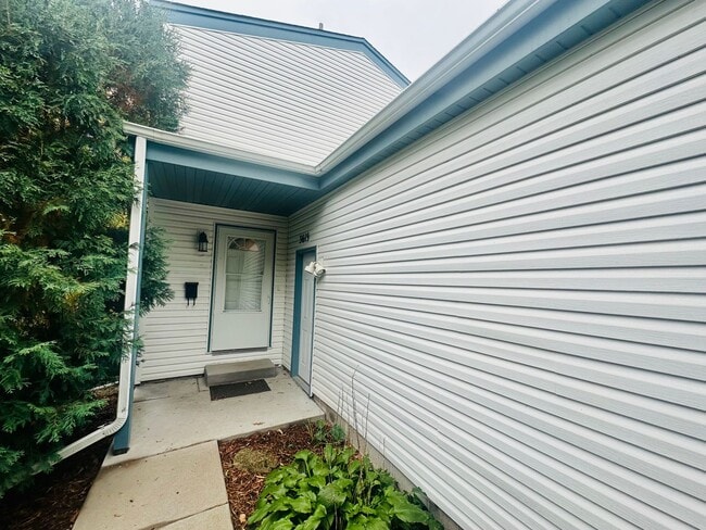 Primary Photo - Beautiful 3-Bedroom Single Family Home wit...