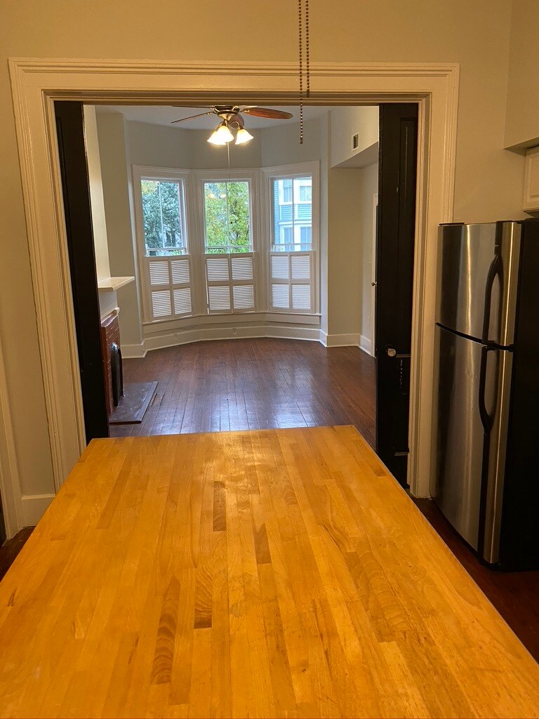 Living room with bay window - 118 W Duffy St