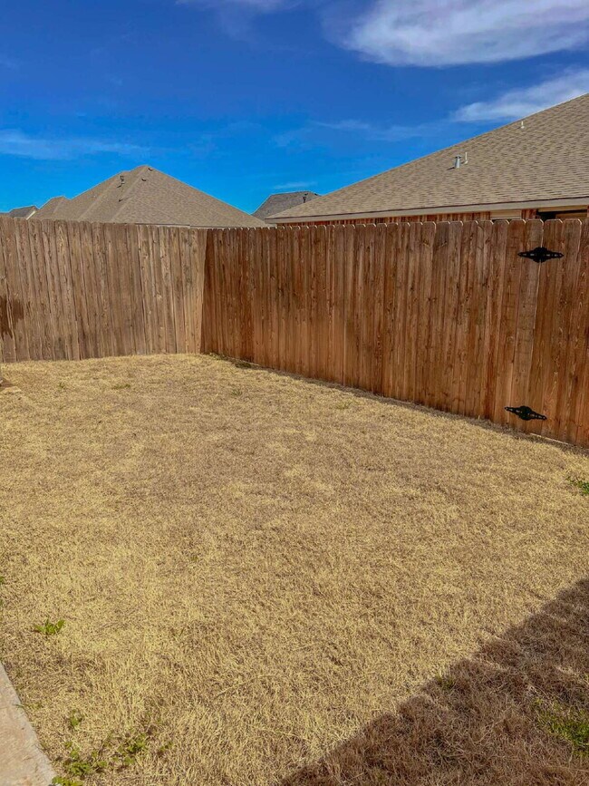 Building Photo - 2 Bedroom 2 Bathroom