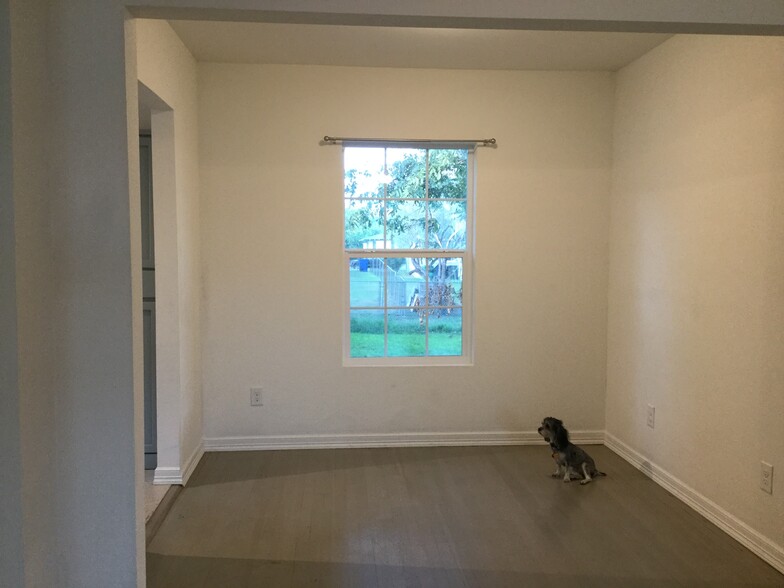 Dining area - 2625 Cincinnati Ave