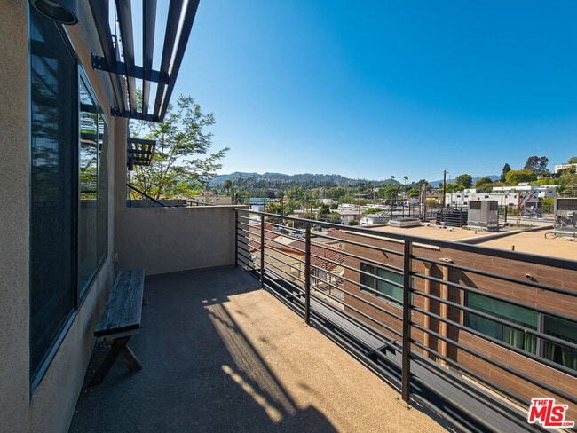 Building Photo - 2926 Rowena Ave