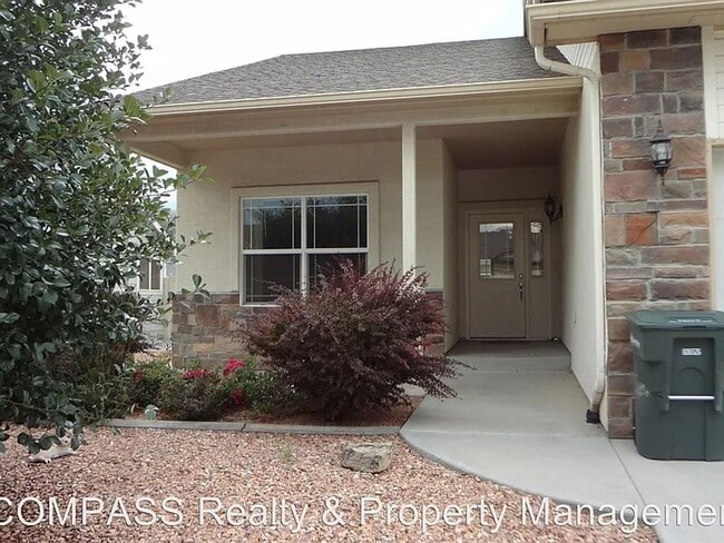 Building Photo - Bright & Modern 2-Bedroom Townhome with Op...