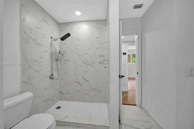 Building Photo - 15010 NE 7th Ave