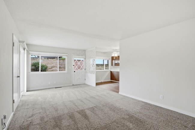 Building Photo - Duplex with 1.5 Bath and One Car Garage