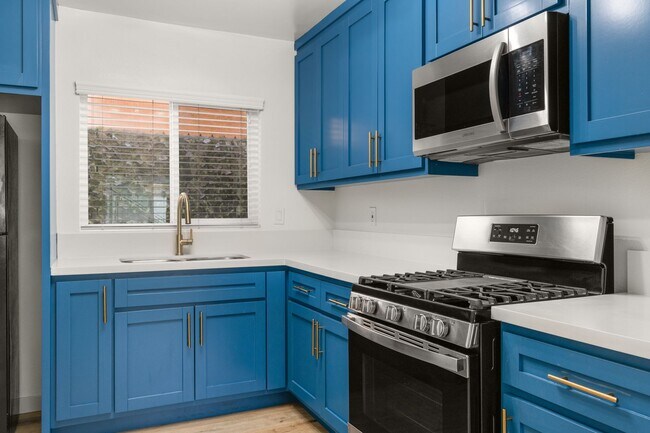 Interior Photo - 1078 E 7th Street