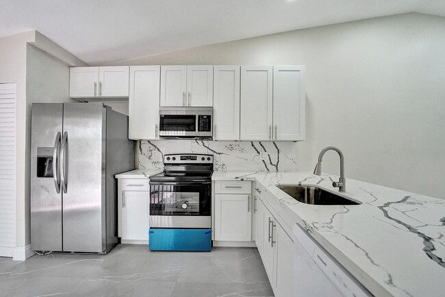 Primary Photo - Beautifully Renovated 3BR/2BA Townhome in ...