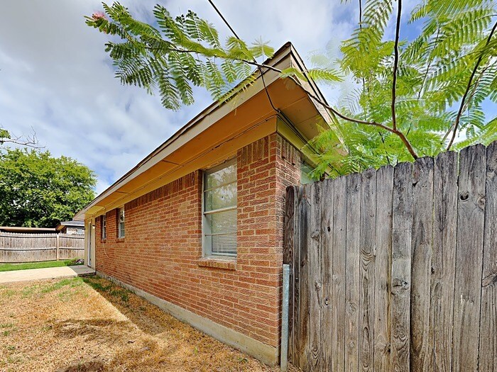 Building Photo - 1609 Parkhaven Dr