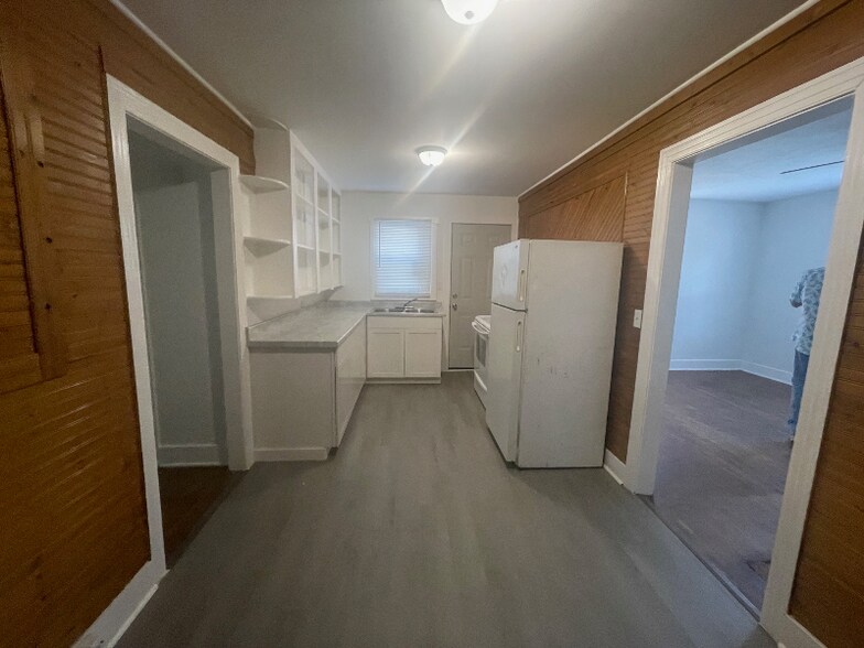 Building Photo - 1712 Hillview Dr