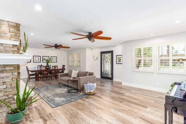 Building Photo - 8070 E Vía Bonita