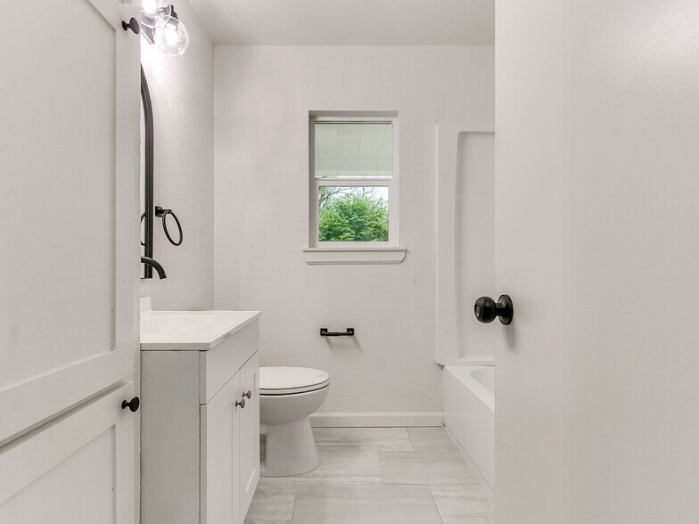 Building Photo - 911 Crabtree Cove