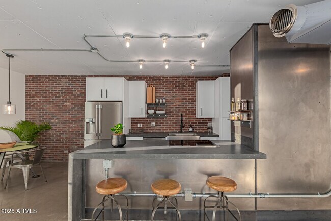 Building Photo - 207 W Clarendon Ave