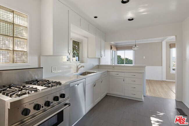 Building Photo - 3815 Franklin Ave