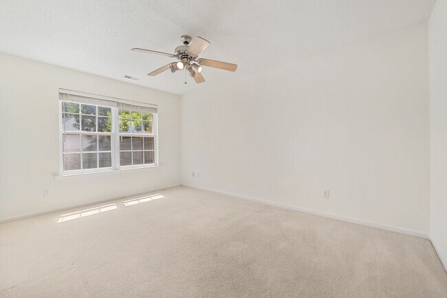 Building Photo - *Applications Pending* Available Now! 3-be...