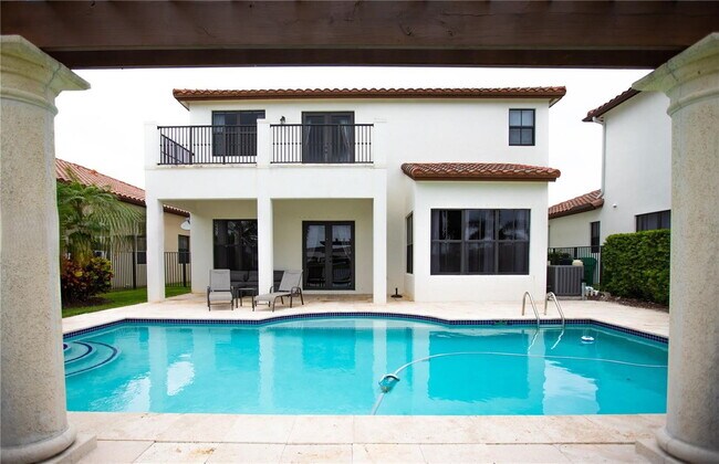 Building Photo - Northwest 82nd Drive, Pembroke Pines, FL 33024 - 4 BR 3 BA single-family home