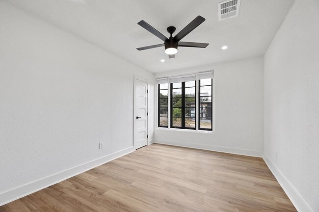 Building Photo - 6 BED 4 BATH + plus study and game room fu...