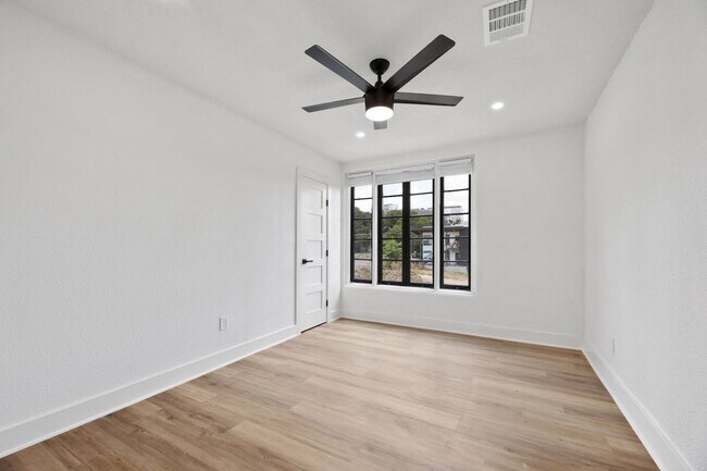 Building Photo - 8 BED 4 BATH Fully remodeled house in West...