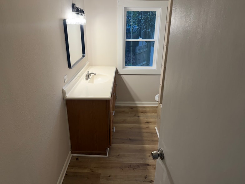 Building Photo - 1315 E Anderson St