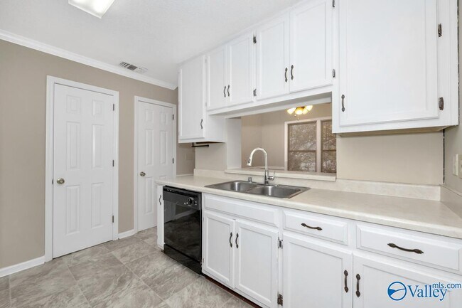 Building Photo - 2048 Woodlawn Dr SW