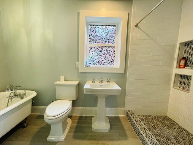 Building Photo - Beautiful Renovated 3 Bed 2 Bath Close to Downtown and UK