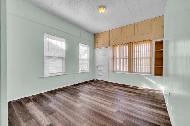 Building Photo - 415 19th St S