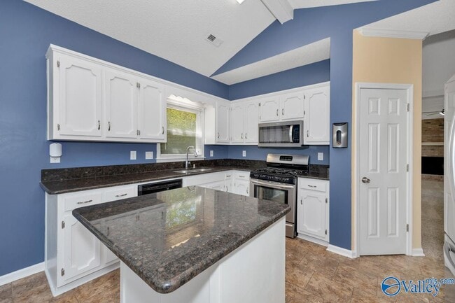 Building Photo - 722 Highland Dr