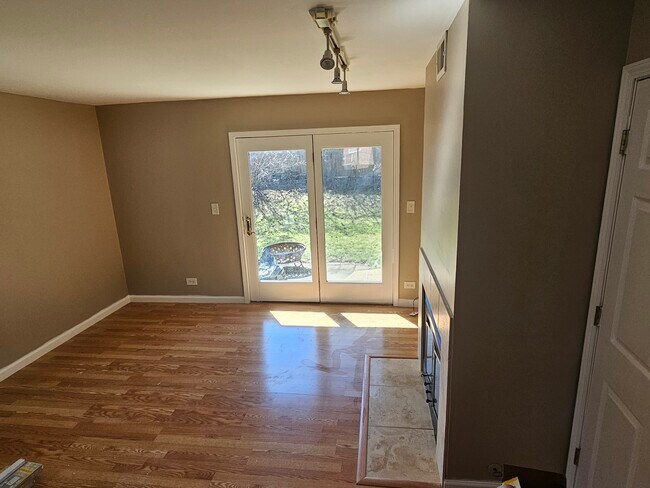 Building Photo - 687 Rosner Dr