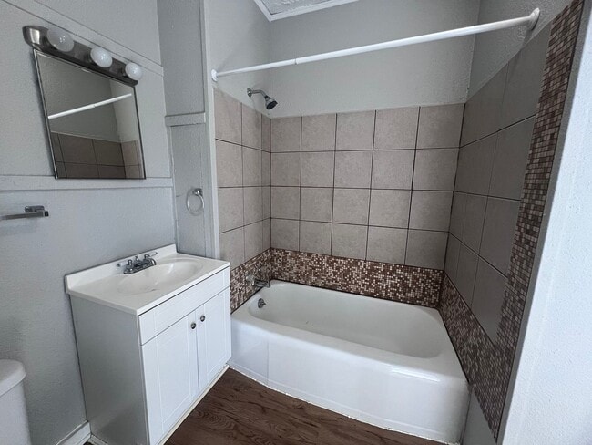 Building Photo - Adorable and Spacious Upper One Bedroom on...