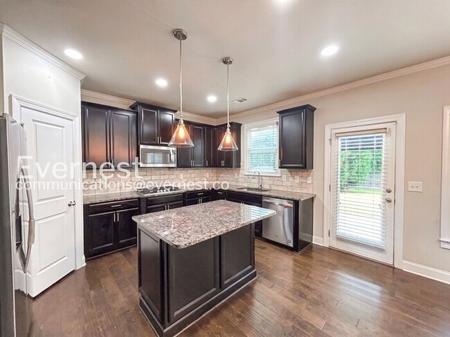 Building Photo - Spacious 5 Bed, 3 Bath Home with Fenced Yard and Garage / Pet Friendly / Available Now!