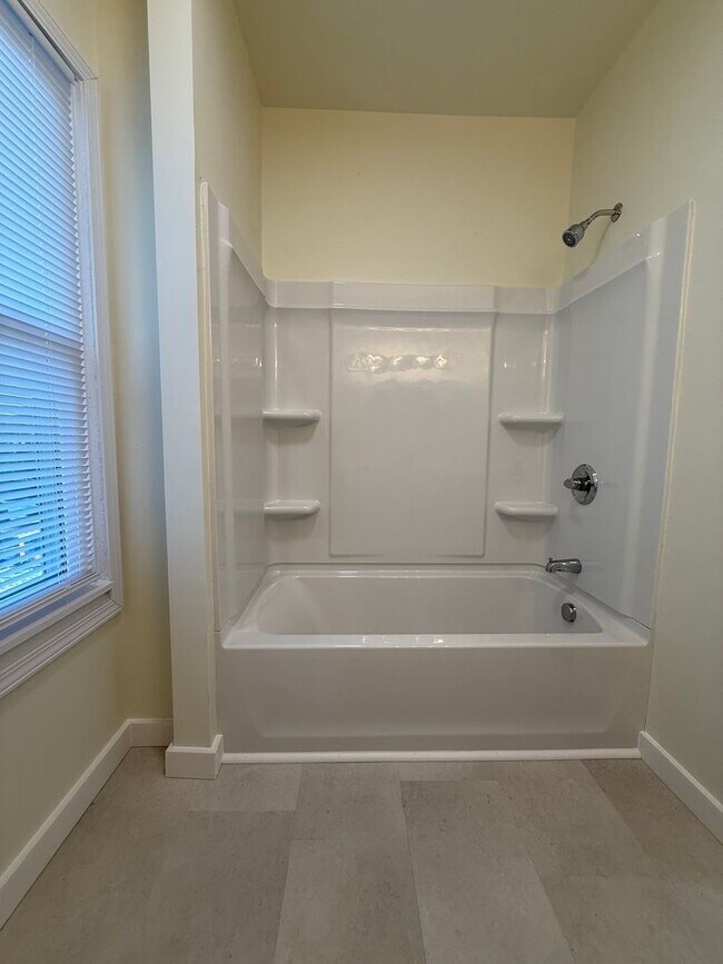 Building Photo - Updated 3BR 1.5 bath house with office/ of...